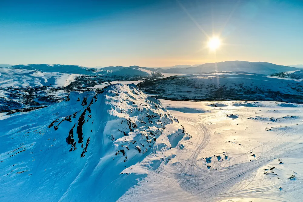 Panoramisk vy �ver sn�kl�dda fj�ll