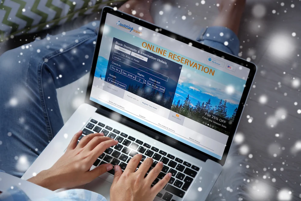 En resenär som är på väg att boka sin skidresa