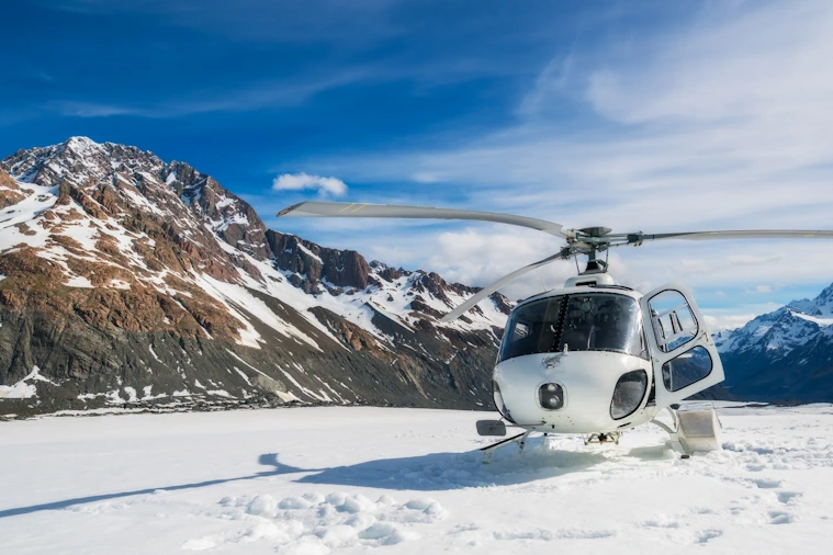Helikopter - vit på vit snö