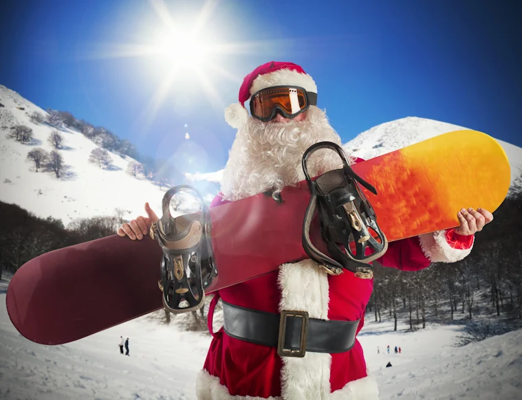 Jultomten med en snowboard